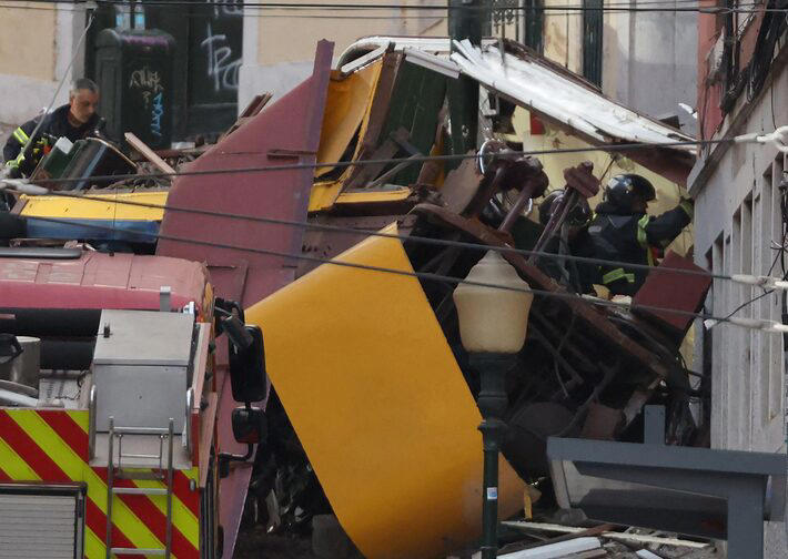 Policiais e equipes de resgate atendem vítimas de acidente no elevador da Glória Foto: PATRICIA DE MELO MOREIRA /AFP
