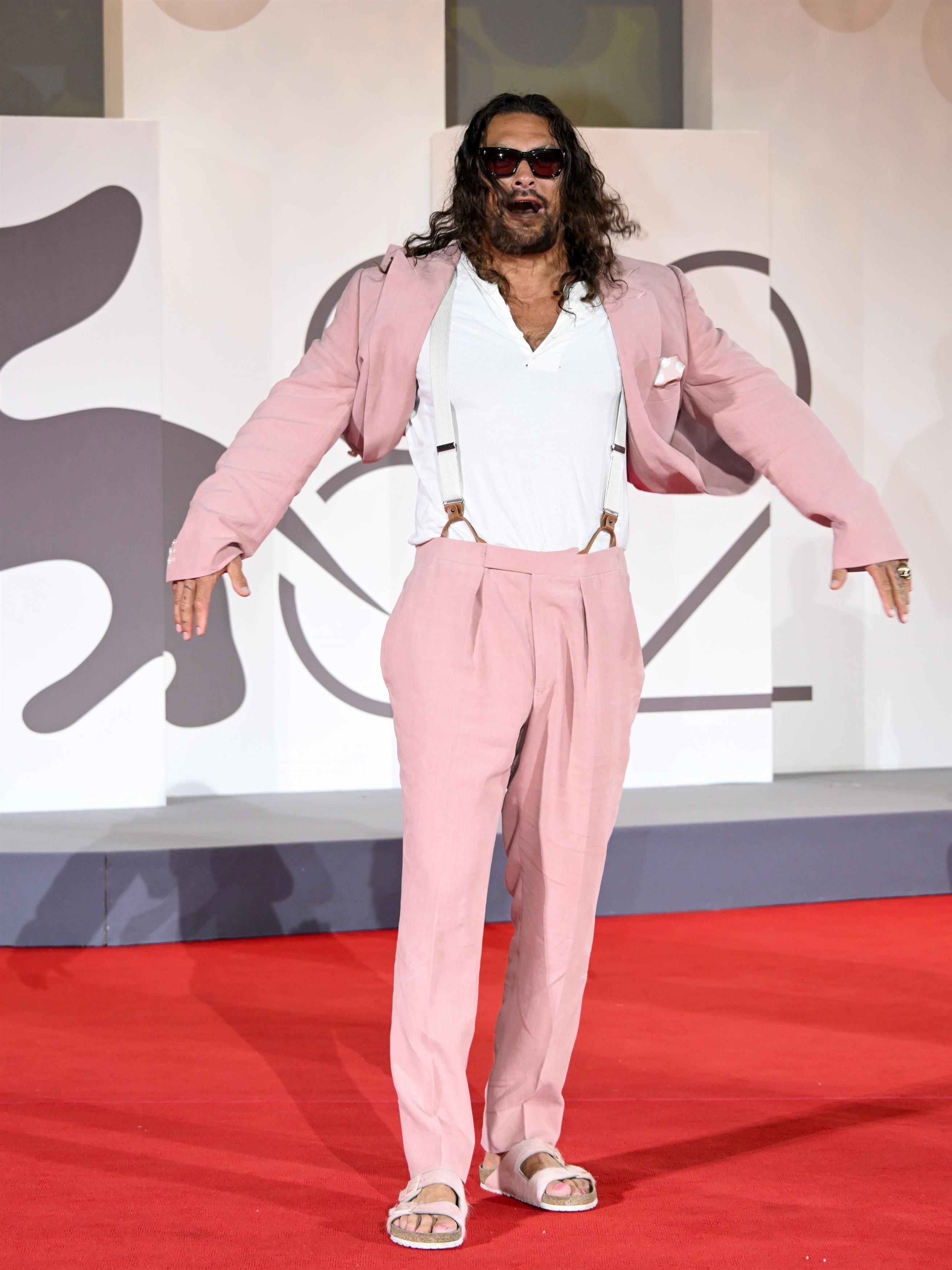 Jason Momoa matches toenail polish to pink suit at ‘In the Hand of