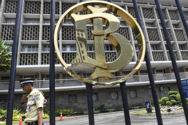 Suku bunga terhambat, kredit tak lancar