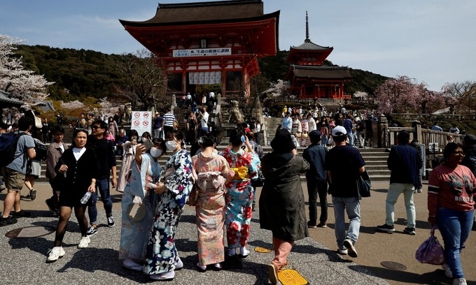 Kekesalan di Jepang setelah turis Australia minum persembahan di situs kuburan