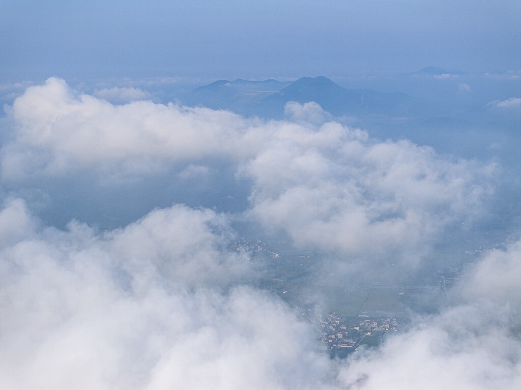 雨雾乡野多锦绣