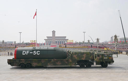 3日の中国天安門軍事パレードで3段大陸間弾道ミサイル東風－5Cが天安門の前を通過している。［新華＝聯合ニュース］