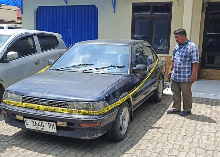 ‎Mobil sedan biru diduga milik lima korban tewas sekeluarga di Indramayu saat ini sudah diamankan di Mapolres Indramayu. (4/9/2025) Foto: kumparan