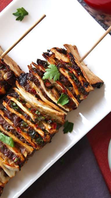 Lavash kebab avec des tortillas, les fameuses brochettes faciles cuites — free download