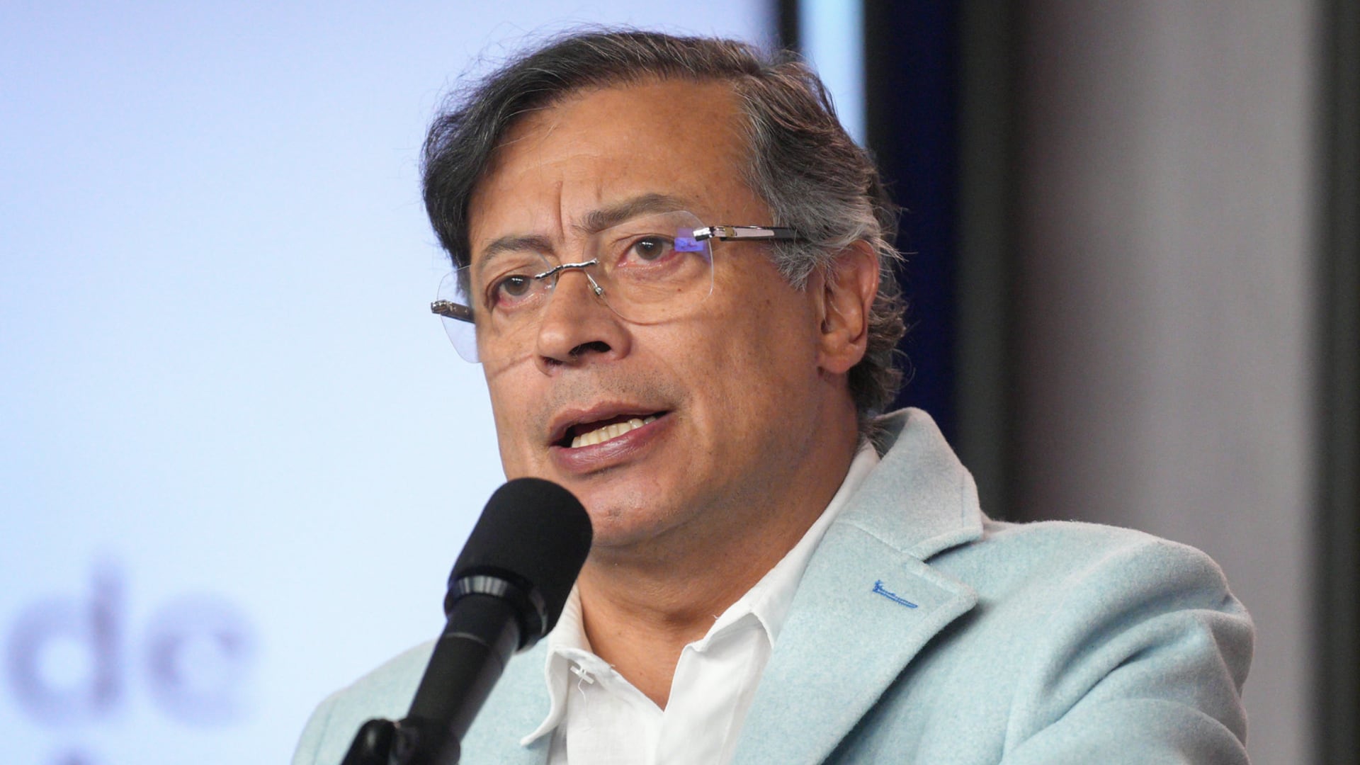 Petro insiste en una reforma constituyente y critica el clientelismo en ...