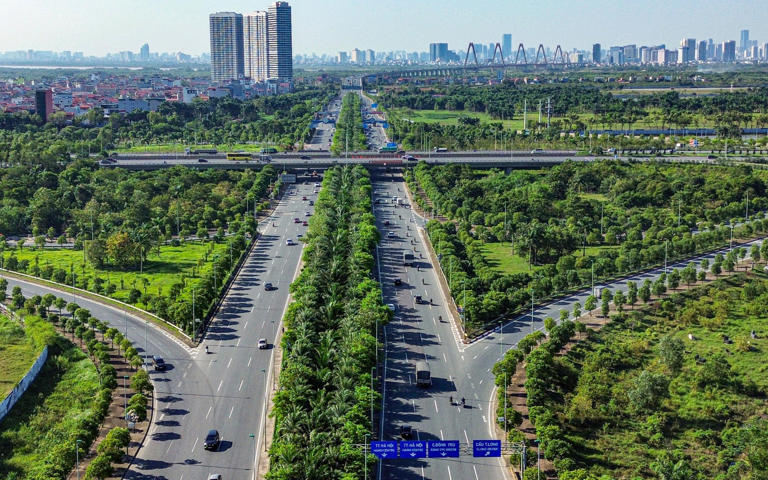 Dừng xe giữa cao tốc để thay lốp, tài xế bị phạt 13 triệu đồng