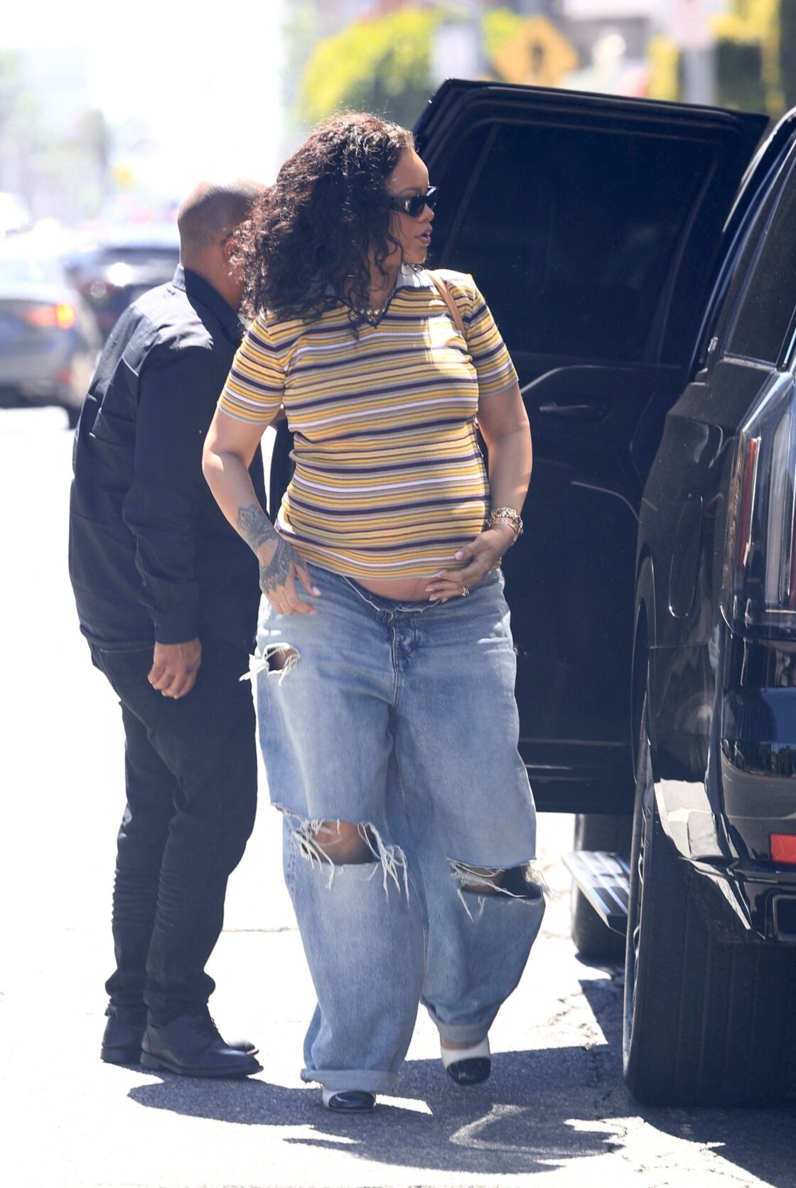 Sur le point d’accoucher, Rihanna opte pour une tenue confortable et tendance