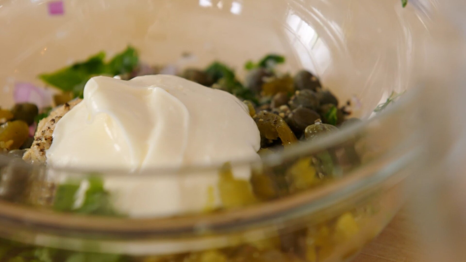 Pikante Sauce Tartar mit eingelegten Jalapeños und Kapern