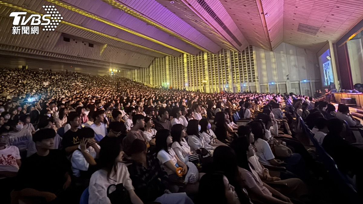 東海大學迎新晚會 三千新生齊聚校長勉勵AI世代勇敢揮棒