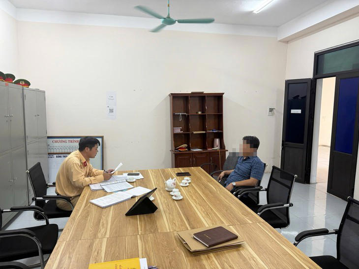 Nam tài xế tại cơ quan công an - Ảnh: H.D.