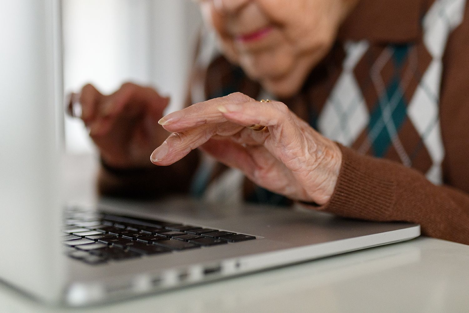 Mom Cuts Off MotherinLaw's Access to Baby Pictures After She Shares(00)