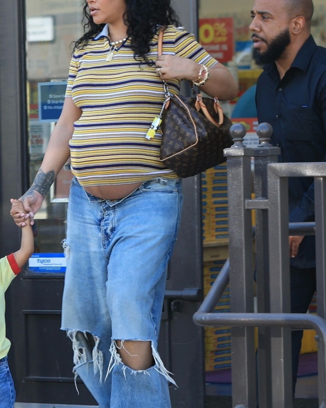 Sur le point d’accoucher, Rihanna opte pour une tenue confortable et tendance