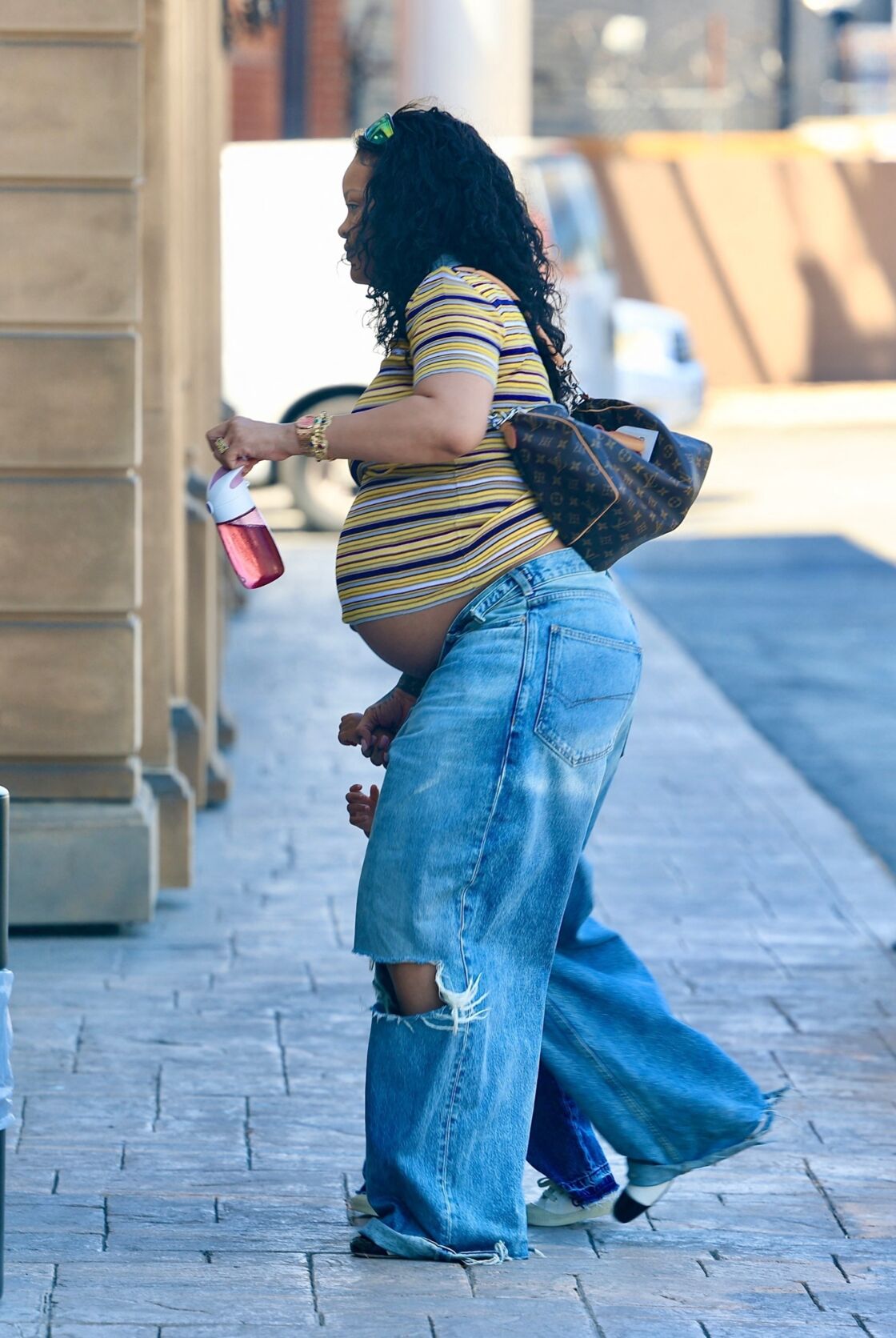 Sur le point d’accoucher, Rihanna opte pour une tenue confortable et tendance