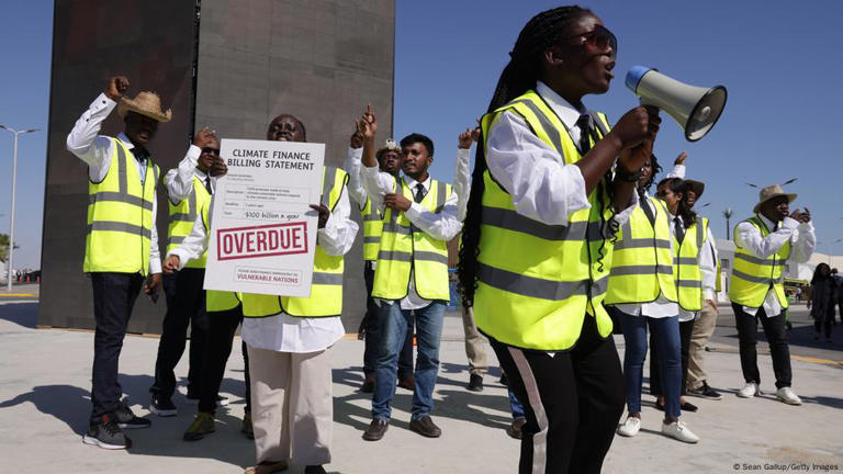 Изменение климата непропорционально сильно влияет на развивающиеся страны, и активисты требуют от богатых стран климатического финансирования и компенсационных выплат бедным странам