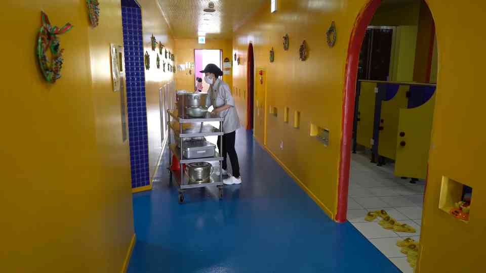 School lunch routine - kids clean & play!