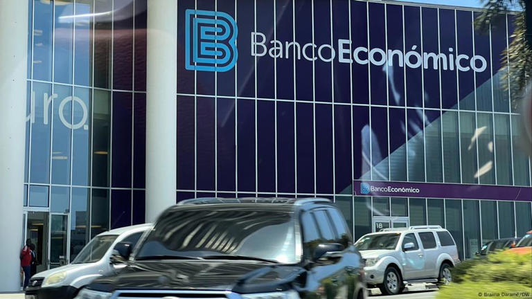 Роскошные автомобили и глянцевые банки в Луанде, Ангола. Налоговые эксперты говорят, что контроль над финансовыми переводами должен быть усилен, чтобы обуздать незаконный отток финансовых средств из Африки, который способствовал растущему разрыву между богатыми и бедными