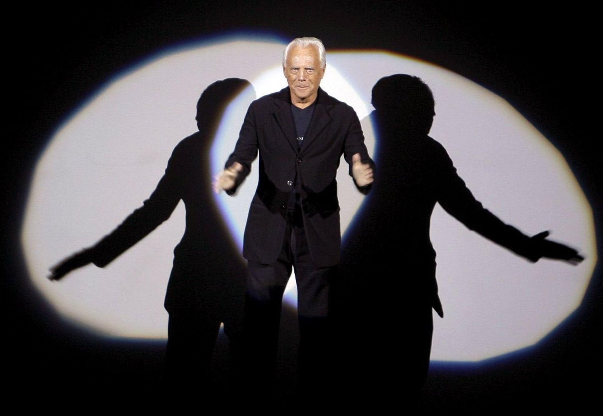 Bekannt wurde Armani - hier auf dem Laufsteg der Männermodenschauen 2007/2008 - durch Herrenmode in minimalistischen Schnitten mit gedeckten Farben. (Archivbild)