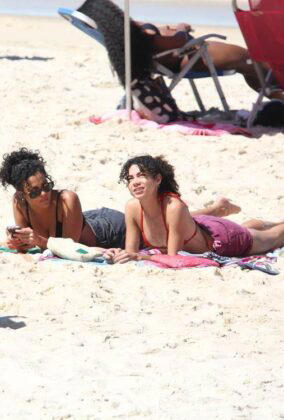 Bella Campos e Samantha Jones gravam cenas de Vale Tudo na praia no Rio — Dilson Silva/Ag.news