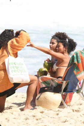 Bella Campos e Samantha Jones gravam cenas de Vale Tudo na praia no Rio — Dilson Silva/Ag.news