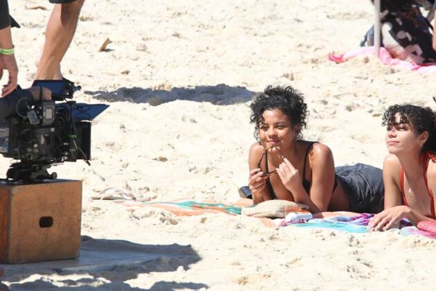 Bella Campos e Samantha Jones gravam cenas de Vale Tudo na praia no Rio — Dilson Silva/Ag.news