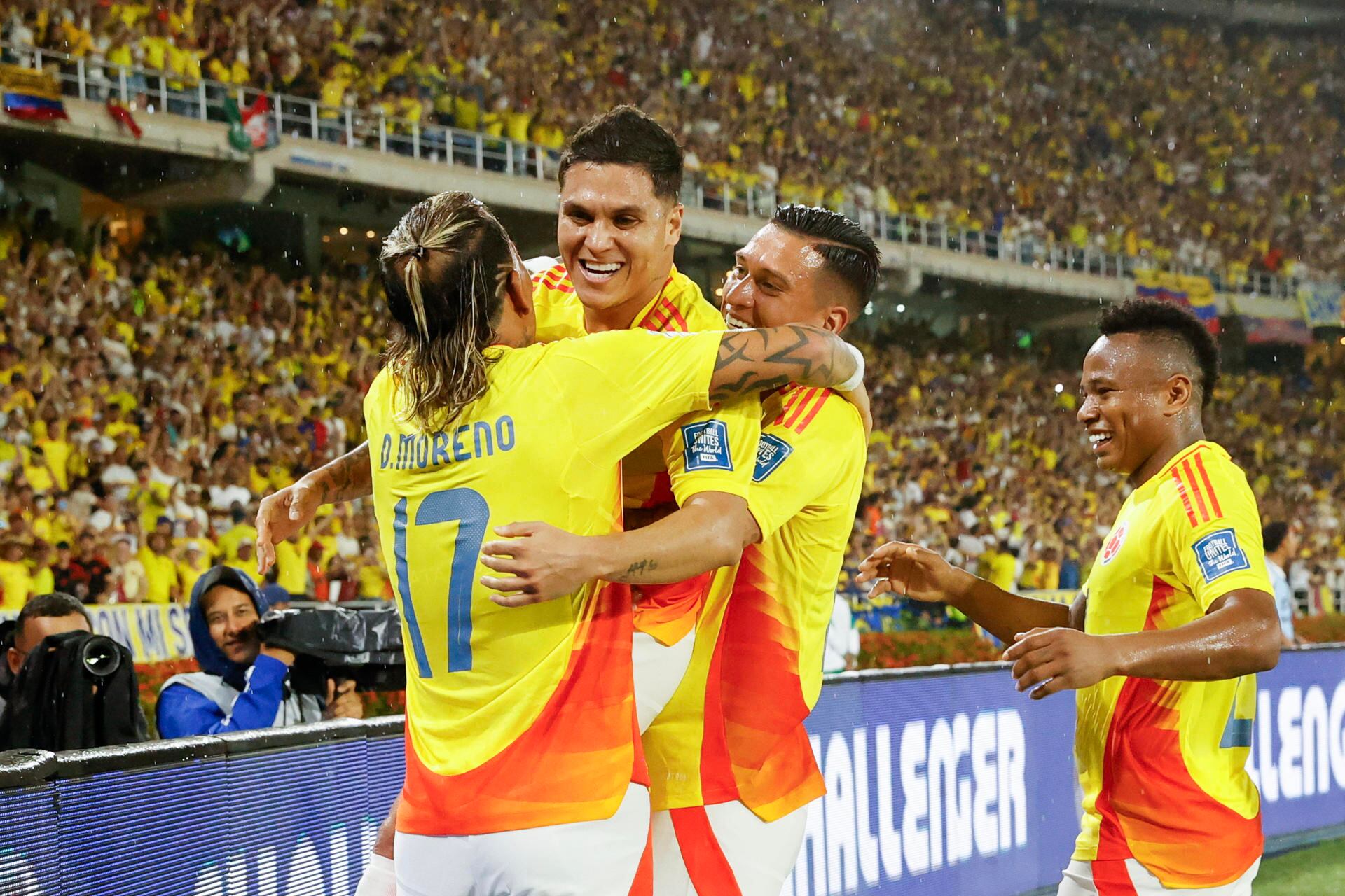 Los jugadores de la selección de Colombia celebran el triunfo que les dio el tiquete al Mundial.