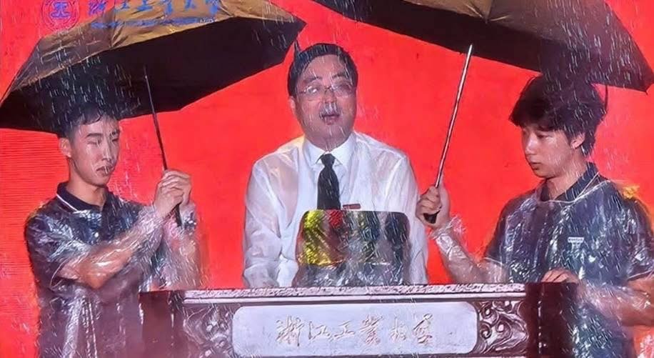 Kesalahan payung mahasiswa membuat rektor Universitas Teknologi Zhejiang kebasuhan, memicu perbincan
