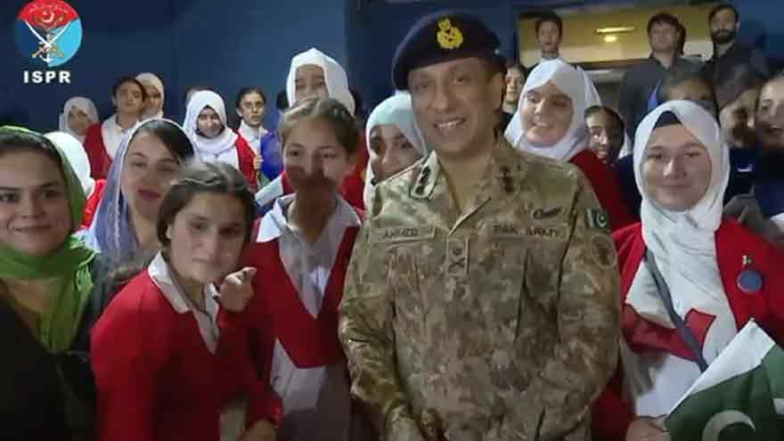 DG ISPR terlibat dalam siswa sekolah di Murree