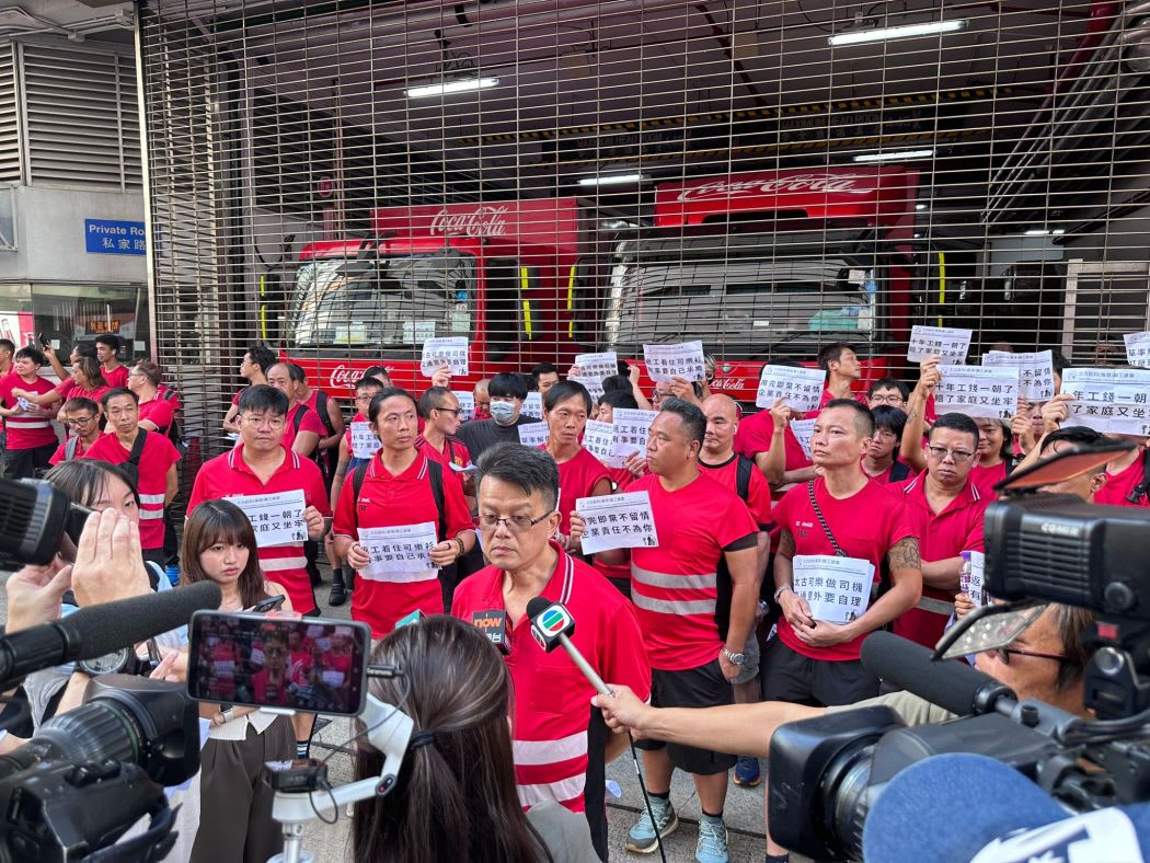 Pekerja melakukan pemogokan di pabrik Coca-Cola Hong Kong untuk menentang pemecatan sopir yang terli