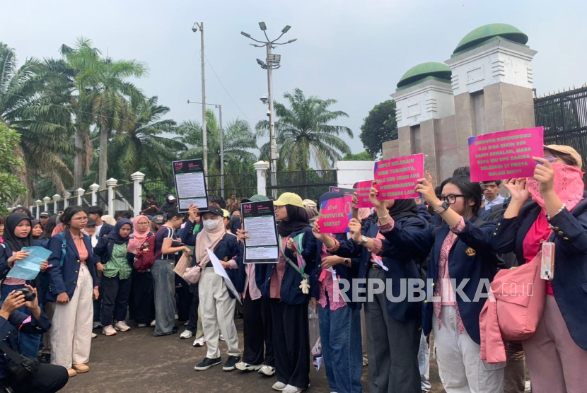 Demo Sambil Berpiknik, BEM Kema Unpad Ajukan Gugatan Kreatif ke DPR