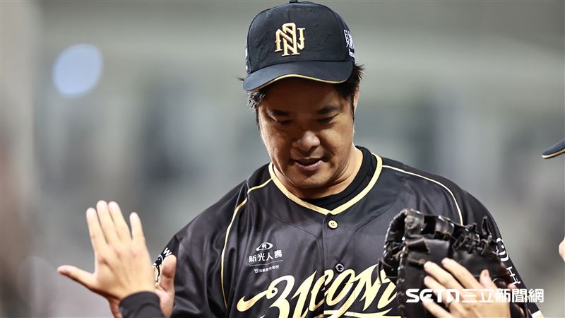 林智勝引退／系列賽首戰2次打擊1上壘 林智勝5局結束在全場掌聲中退場