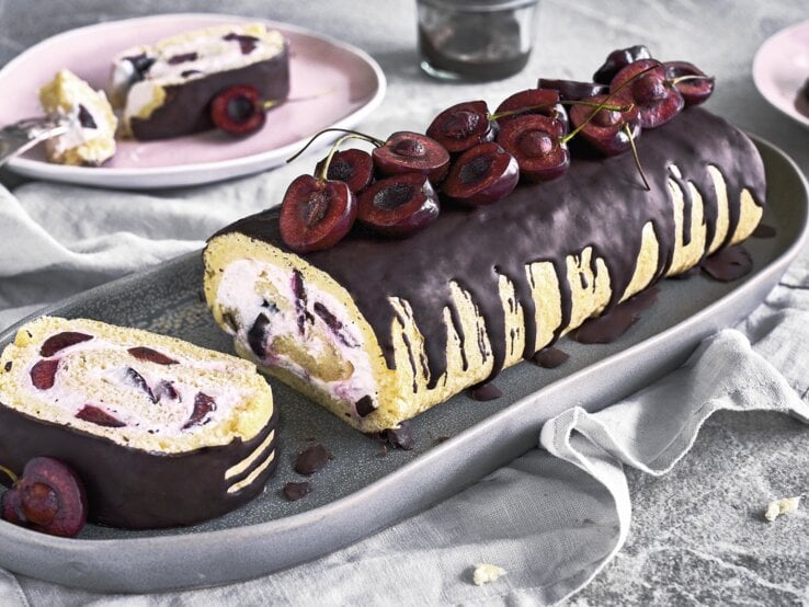 Mini-Biskuitrolle ohne Zucker: Fruchtige Low-Carb-Kuchenschnitten