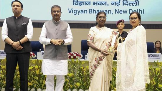 President Droupadi Murmu Honours Teachers With National Teacher Awards