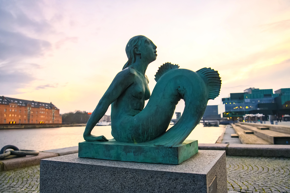 18 iconic landmarks smaller than expected