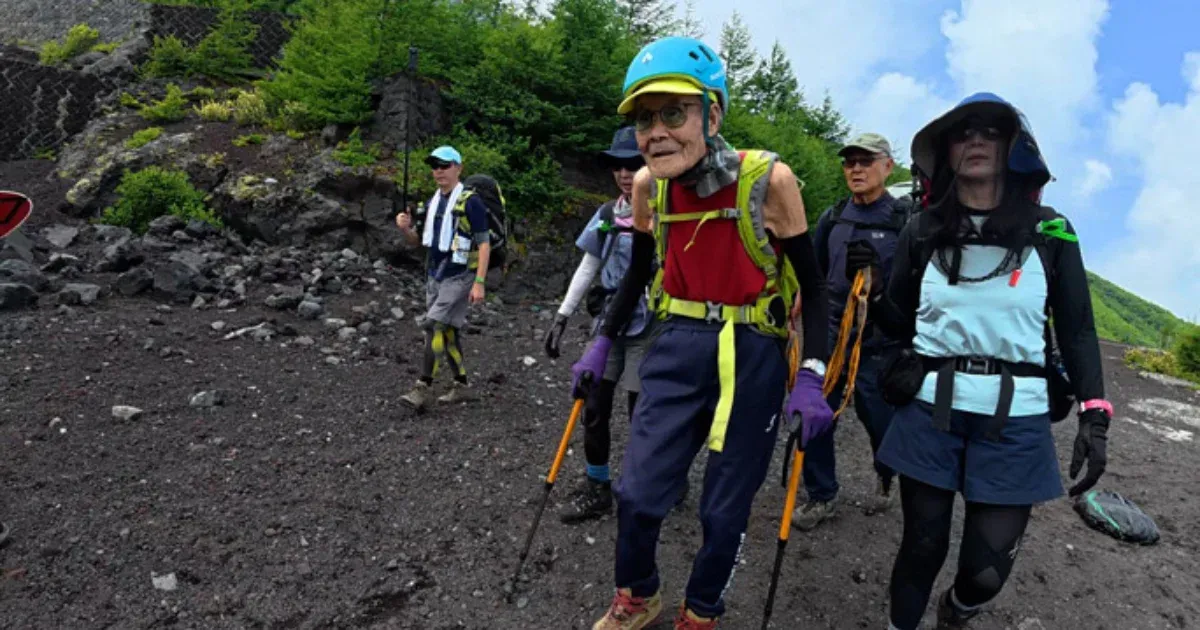 Egy 102 éves japán férfi a Fudzsi legidősebb megmászója, most a 70 éves lányával ment fel