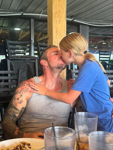 Kristen Bell Celebrates Dax Shepard's 21 Years of Sobriety With Rare