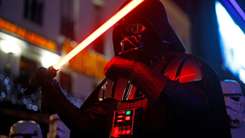 Espada láser de Darth Vader de Star Wars alcanza más de US$ 3,65 ...