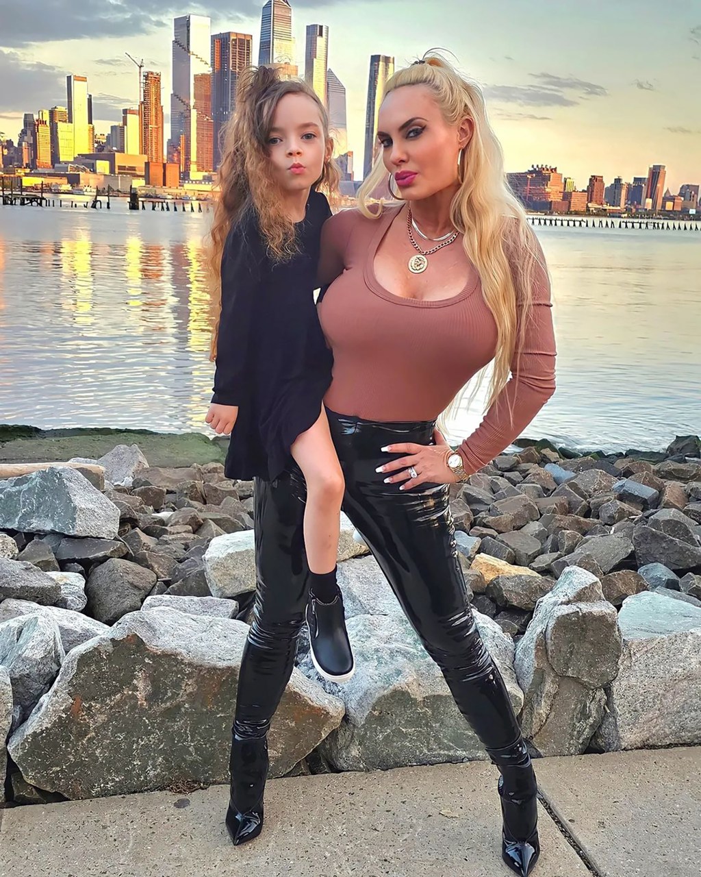 Ice T And Coco Austin S 9 Year Old Daughter Chanel Shows Off Blue