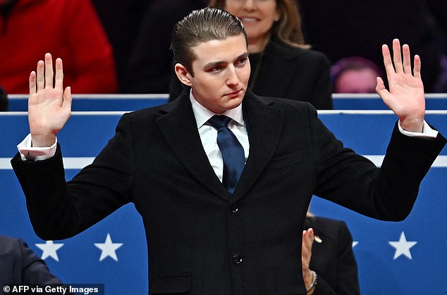 Misteri mengelilingi Barron Trump saat ia menghilang selama minggu pertama kelas dengan penjelasan y