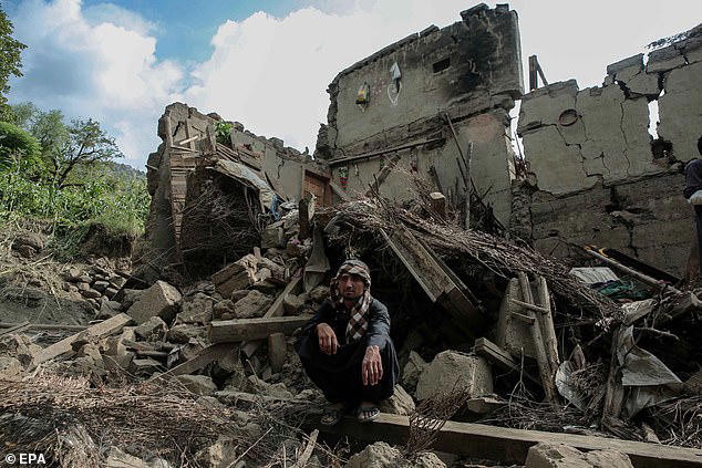 Гуманитарные организации назвали последнее бедствие кризисом внутри кризиса, поскольку страна уже борется с последствиями изменения климата, особенно с засухой, слабой экономикой наряду с возвращением около двух миллионов афганцев из соседних стран