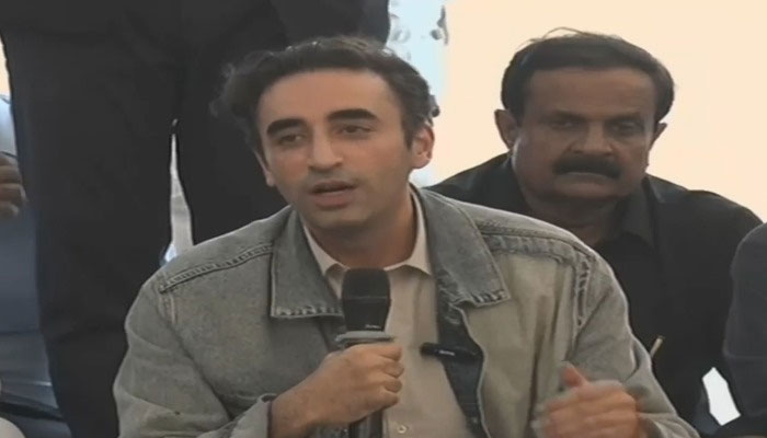 Bilawal memuji usaha Menteri Muda Maryam selama kunjungan ke Kasur yang terkena banjir