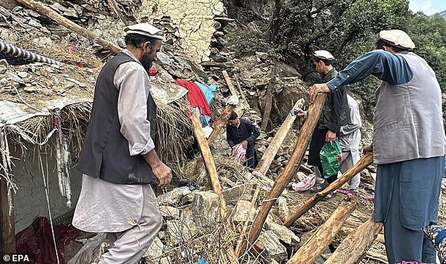 Хамид Аль-Асали, генеральный директор Human Appeal UK, сказал: «Некоторые из наиболее уязвимых и отдаленных районов Афганистана были опустошены этим землетрясением, многие из них погибли, а дома были разрушены. «Мы призываем общественность поддержать это жизненно важное усилие»