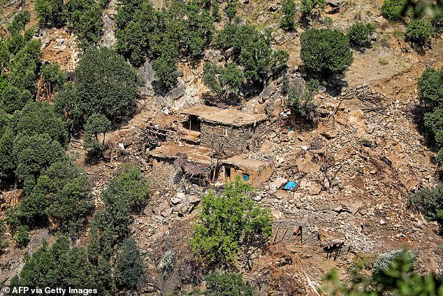 Анонимная женщина, выжившая в другом соседнем регионе, сказала, что они вспомнили, как спасатели намеренно оставили нескольких женщин умирать: «Они оттолкнули нас в сторону и забрали мужчин для лечения. Мы остались истекать кровью. Никто не предложил помощь»