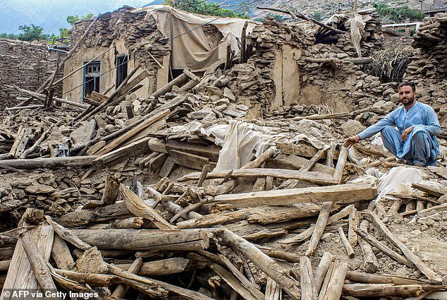 Теперь выжившие и спасатели, как сообщается, утверждают, что несколько женщин были намеренно исключены из спасательных работ во время первого землетрясения из-за строгого религиозного кодекса, что означает, что мужчины не могли прикасаться к ним. На фото: Афганец наблюдает за последствиями землетрясения в районе Дара-и-Нур провинции Нангархар 3 сентября