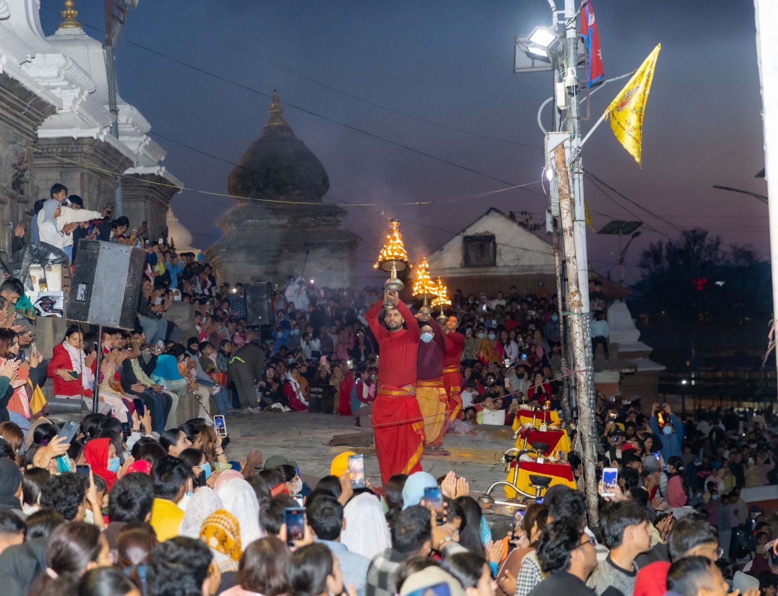 Satu nyanyian, banyak panggilan: Mengapa orang berkumpul untuk aarati Pashupati