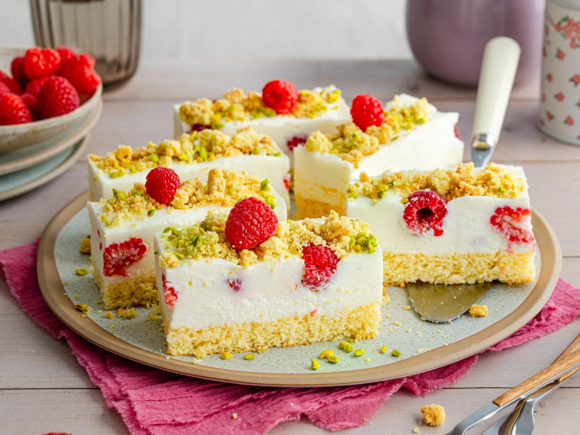 Joghurt-Himbeer-Schnitten: Unser leichtes Rezept für alle, die Kuchen ...