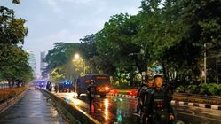 Pasukan TNI Polri Bubarkan Demonstran di Depan DPR/MPR