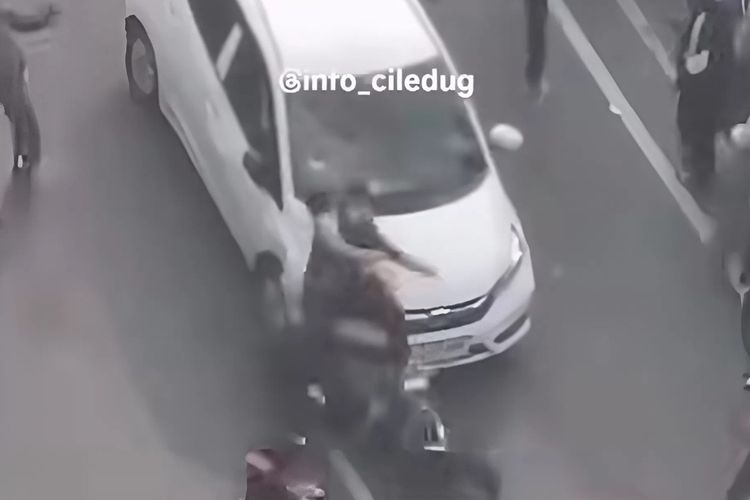 Viral! Brio Terobos Demo, Tabrak Motor di Pejompongan