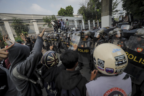 ASN Laporkan Pencurian Kendaraan Usai Mobilnya Dirusak Demonstran di Senayan