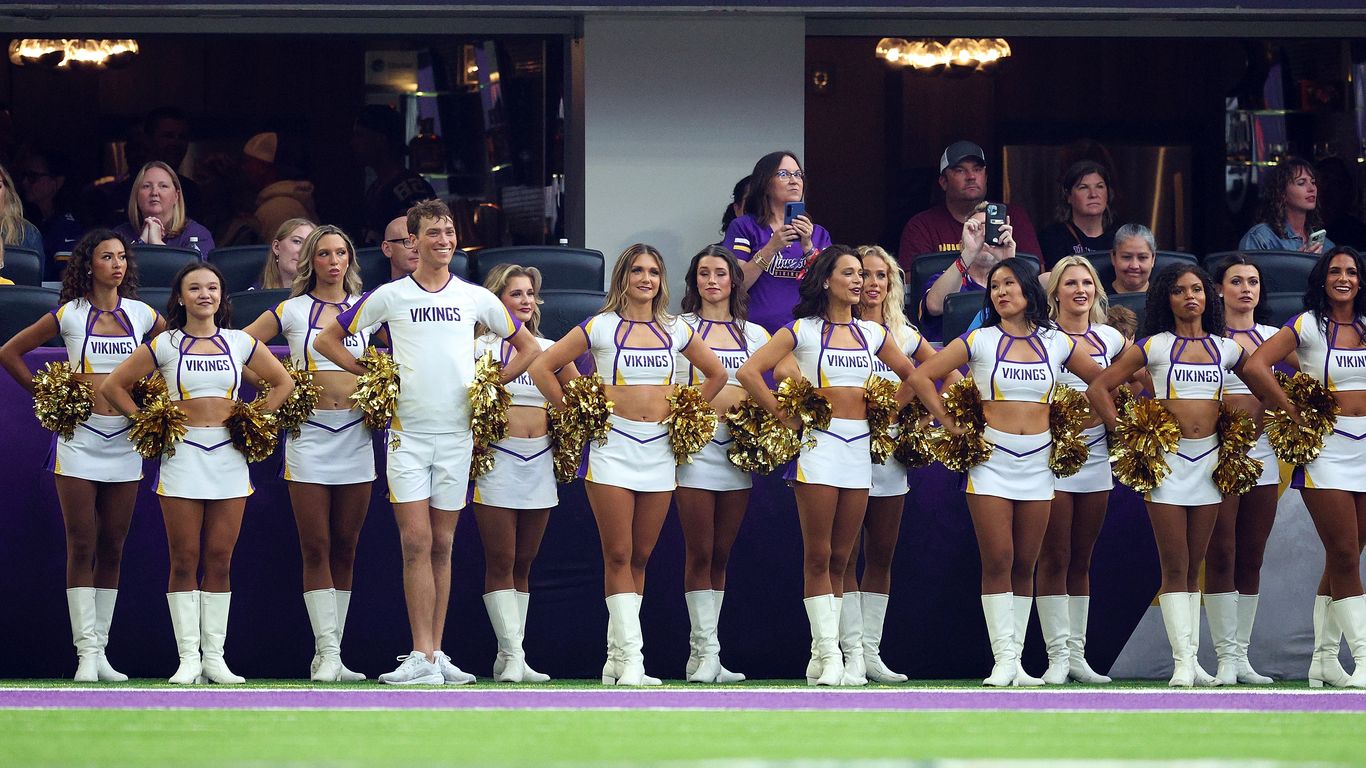 Male Vikings cheerleaders are nothing new at NFL stadiums