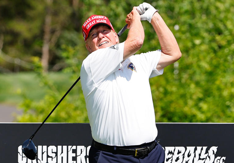 DRUNK OR DYING? 79-YEAR-OLD HITLER-PRAISING FELON DONALD TRUMP STRUGGLES TO WALK IN STRAIGHT LINE 😬